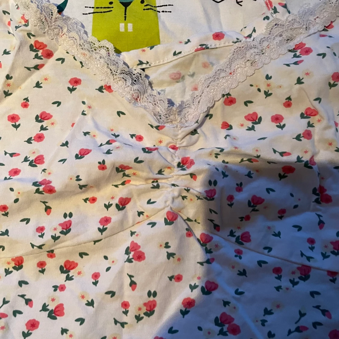 vit croptop med blommor - 90