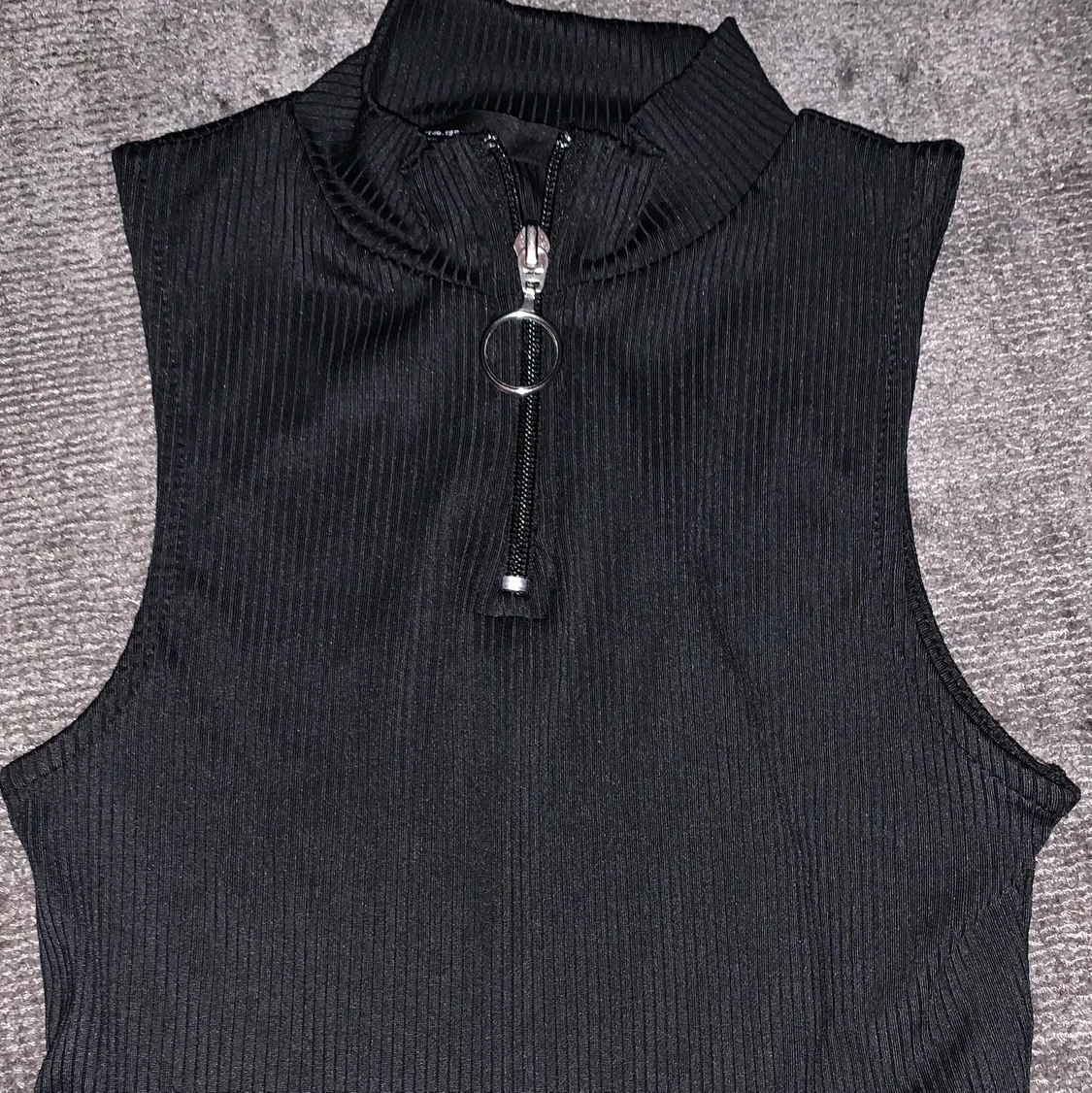 Svart linne med dragkedja  - 90