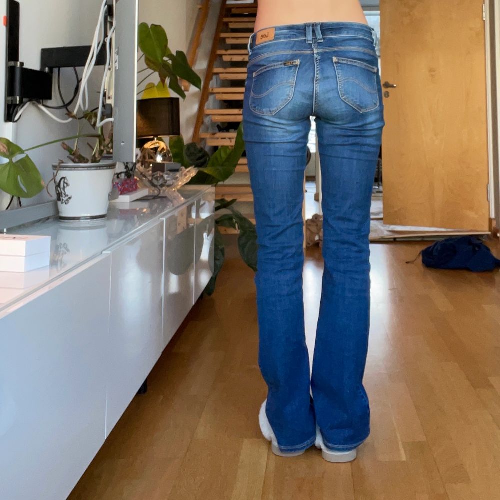 Ett par andra lågmidjade jeans från lee köp direkt 500kr💕. Jeans & Byxor.