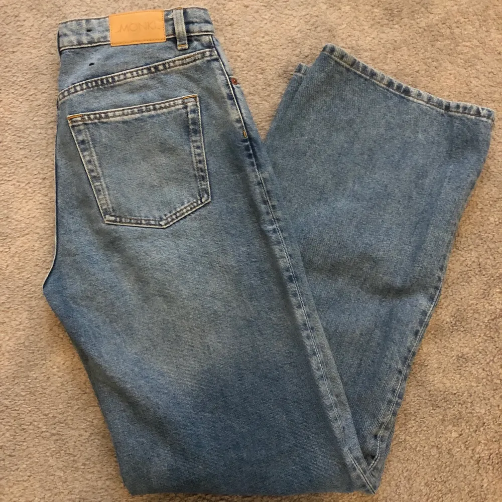 Supersnygga jeans från monki som inte kommit till användning då dom är för små. Jeansen är raka/vida i storlek 27 och går ner till fötterna på mig som är 164 cm. Dom är knappt använda och därför i nyskick! . Jeans & Byxor.