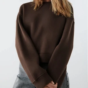 Sweatshirt hm - Säljer min bruna sweatshirt från hm aldrig använd 50kr +frakt🤍 Kom privat för fler bilder, bilden är lånad🤍