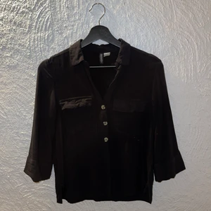 Blus från H&M i storlek 34/XS - Svart blus från H&M i storlek 34/XS. Använd fåtal gånger