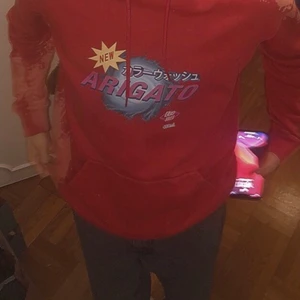 Axel Arigato hoodie⚡️🔥 - (Säljer åt min brorsa) Sällsynt Axel Arigato hoodie från 2018 i perfekt skick. Kvitto och tags finns kvar. Originalstorleken är xxs men sitter som en xxs - m. Passar för både tjejer och killar. Skriv för fler bilder eller om ni har andra frågor.🔥🙌