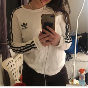 Adidas tröja  - En fin ganska tunn adidas tröja i bra skick skulle kanske behövas strykas en gång men annars i prima skick, skulle säga att den passar mer storlek s-m även xs men då sitter den såklart lite större vilket också kan vara väldigt fint !!💕bara att skriva vid intresse, frågor eller om man vill ha fler bilder 