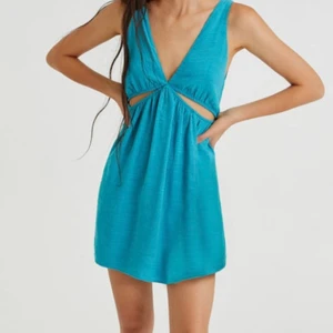 Pull and bear klänning stl S helt ny - Helt ny! Fick hem idag och den var för liten, skriv för fler bilder! Helt ny stl s! Eller om någon har den i M/L och vill sälja! ❤️