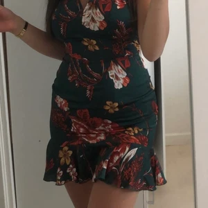 Blommig klänning - Säljer denna klänningen som jag beställt från prettylittlething, använd en gång max, den har varken hål eller liknande dock har jag sytt in den vid bröstet så att den inte är så öppen. Klänningen är en 32a och passar även en 34a då jag är både 32/34