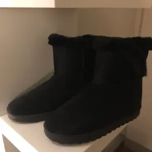 Uggs från New yorker, säljer dessa för fixk andra i julklapp. Aldrig andvänt de. Priset får diskuteras 