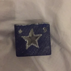 Super fin lykta - Säljer denna lykta som är blå silver glittrig med stjärnor🤘💓 jag köpte den för 69kr så jag säljer den för 39kr super snygging flera vill köpa blir det budgivning💓🛍