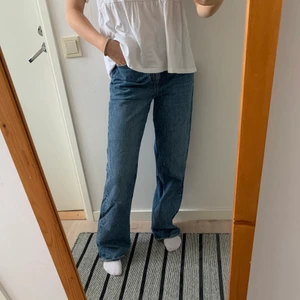 Baggy jeans - Säljer mina så coola baggy jeans! Sitter perfekt på mig som är 173! Höga i midjan och lös passform💕💕 Dem är i strl 38, jag har vanligtvis 36😊