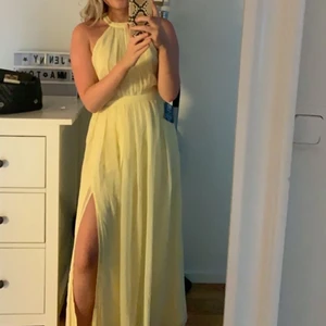 Balklänning ifrån Nelly  - Säljer min balklänning då den inte kommer komma till användning något mer. Det är jättefin och använd 1 gång. Den är köpt för 899kr förra året⚡️kom privat för fler bilder 