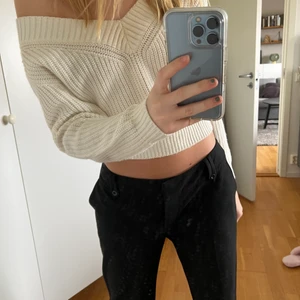 Stickad tröja  - Säljer denna skitsnygga stickade tröja från hm! Vringad i modellen❣️ Storlek XS! Säljer för 70kr+frakt❣️