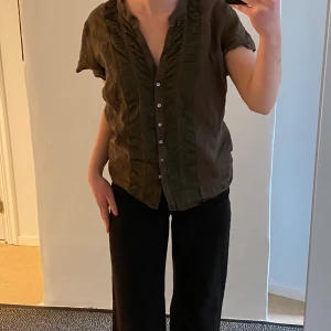 Kortärmad grön/brun blus med knappar - Fin vår/sommar blus i tunnt material med detaljer
