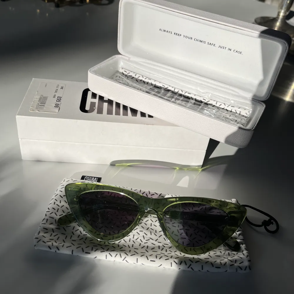 Sköljer ett par Chimi solglasögon i färgen Kiwi och modellen 006. Glasögonen är i nyskick då det har använts ca 3gånger. Orginalkartong, putsduk och fodral medföljer ❤️. Accessoarer.