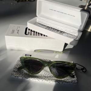 Sköljer ett par Chimi solglasögon i färgen Kiwi och modellen 006. Glasögonen är i nyskick då det har använts ca 3gånger. Orginalkartong, putsduk och fodral medföljer ❤️