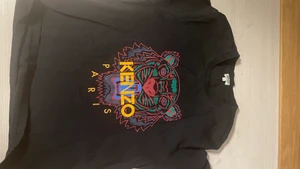 Kenzo tröja - Säljer min kenzo tröja, köptes från NK 2021(nypris 1299). Den passar mig inte längre.