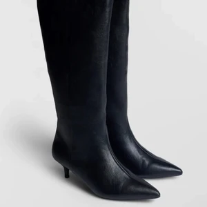 Boots - Säljer dessa stövlar med klack som aldrig är använda, är prislapp kvar! Dom är storlek 39 MEN jag har normalt 37/38 dom är väldigt smala fram så små i storlek 