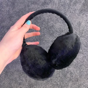 Öron muffar svart - Säljer mina söta öronmuffar för dom inte kommer till användning. Köpta från shein och väldigt fina. Inget smuts eller något på dom helt clean.❤️