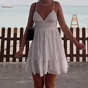 Vit klänning zara - Intressekoll på denhär vita klänningen. Köptes som studentklänning men hittade en annan istället. Storlek M men passar mig som är en XS/S. Justerbara band. Skriv privat för fler bilder på den😊