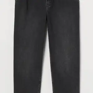 Är ett par ankellånga jeans i tvättad denim med delvis återvunnen bomull, jeansen har något ledare passform och raka ben,extra hög midja med sydda veck, gylf med dragkedja och knapp. Snedställda sidfickor och baksidor 