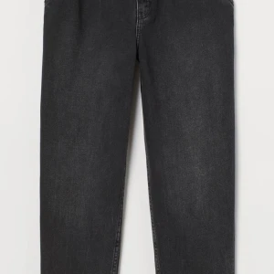 Mom high waisted jeans  - Är ett par ankellånga jeans i tvättad denim med delvis återvunnen bomull, jeansen har något ledare passform och raka ben,extra hög midja med sydda veck, gylf med dragkedja och knapp. Snedställda sidfickor och baksidor 