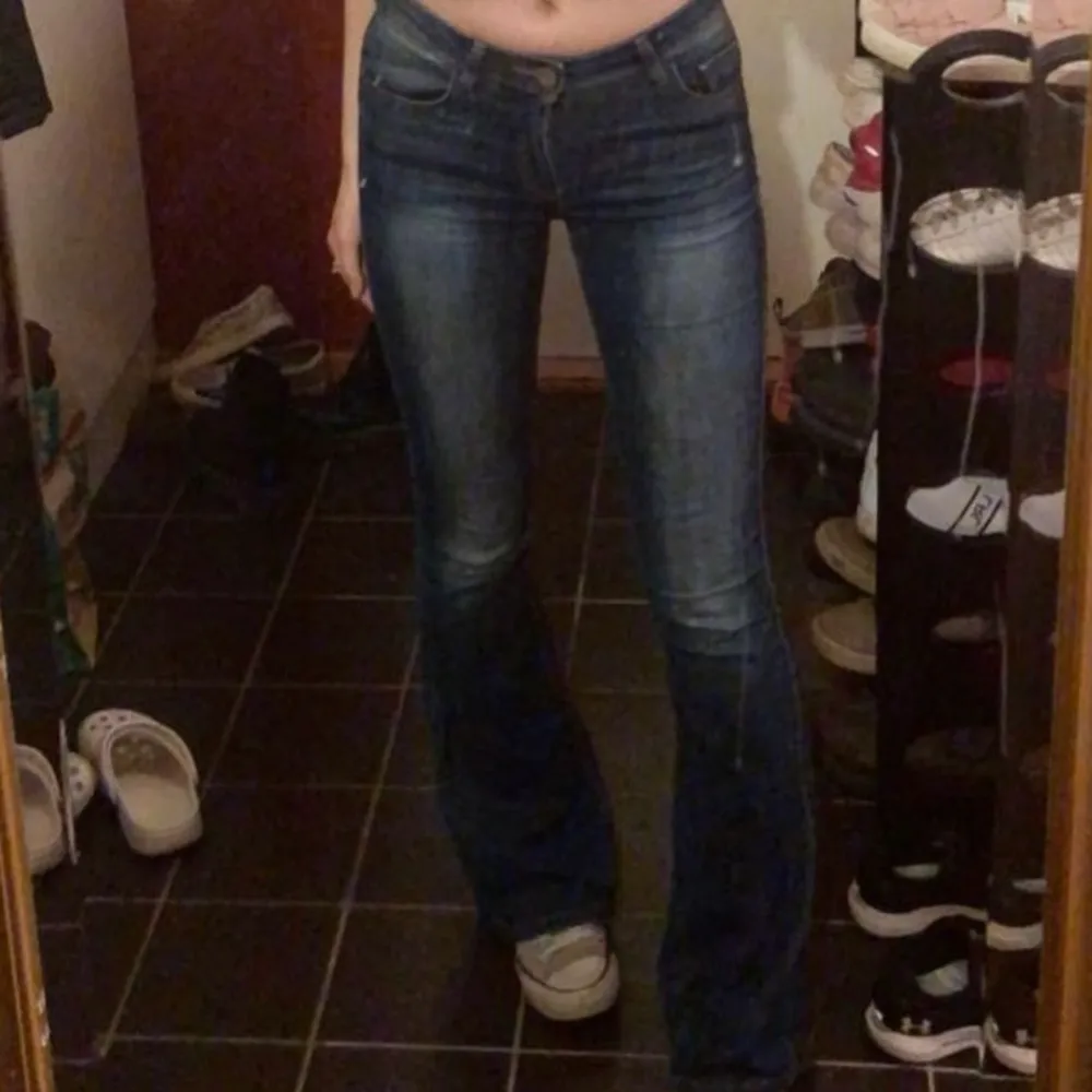 Skitsnygga bootcut jeans men har tyvärr blivit för små för mig. Vet inte måtten men byxorna går till mina hälar och jag är 172. Jeans & Byxor.