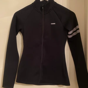 Träningskofta Stronger - Träningskofta från Stronger i storlek xs. Använd fåtal gånger. Köparen står för frakt:)