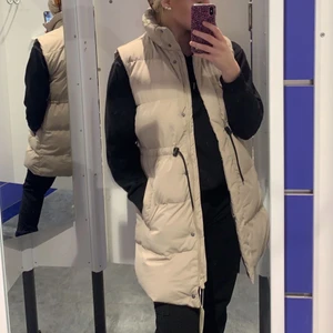 Beige väst - Snören i midjan som man kan spänna åt. Sjukt fin men inte min stil, där av aldrig använd utanför dörren 🥲 Strl S, ord.pris var 499kr