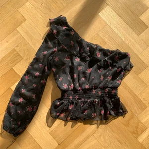 Oneshoulder topp - Supersöt oneshoulder topp från BikBok. Storlek XS men passar snarare en S. Aldrig använd. Säljes för 100kr + frakt. TOTALPRIS: 162kr 💕💕