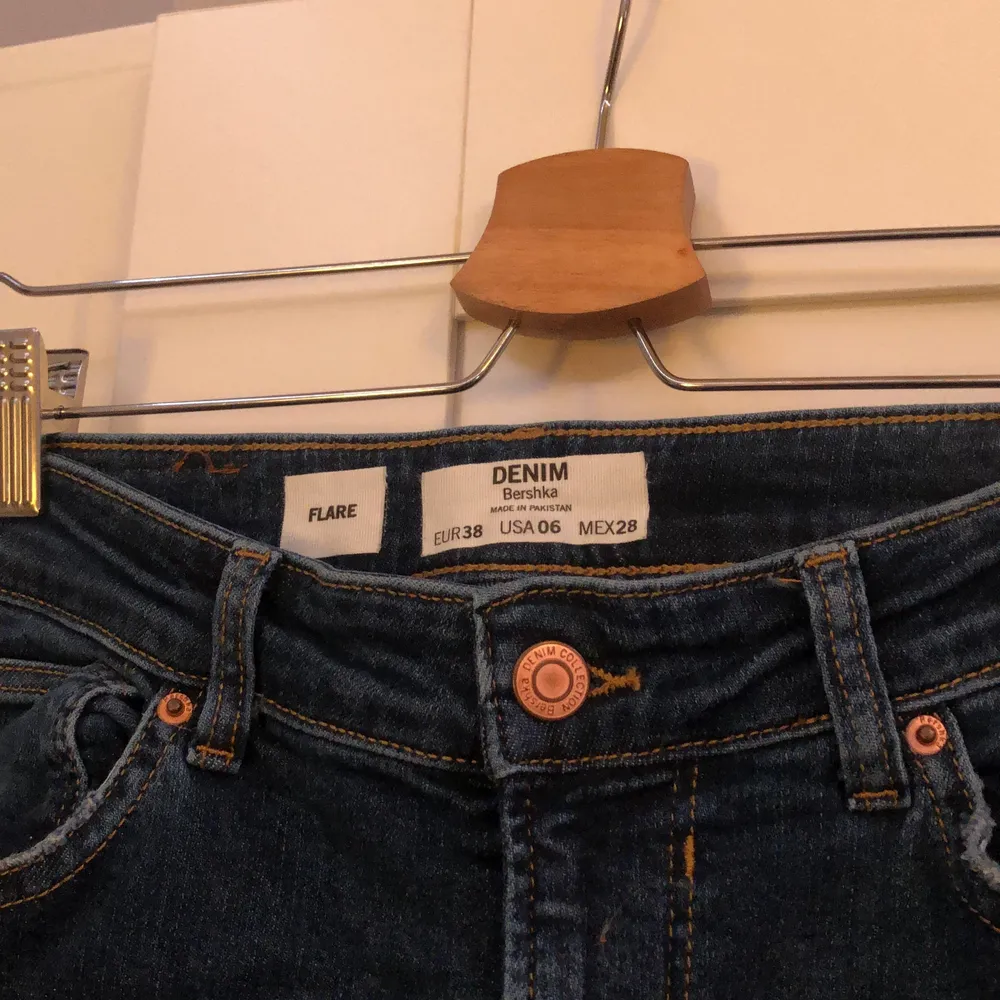 Highwaist Mörkblåa bootcut jeans från bershka aldrig används (strl 38). Jeans & Byxor.
