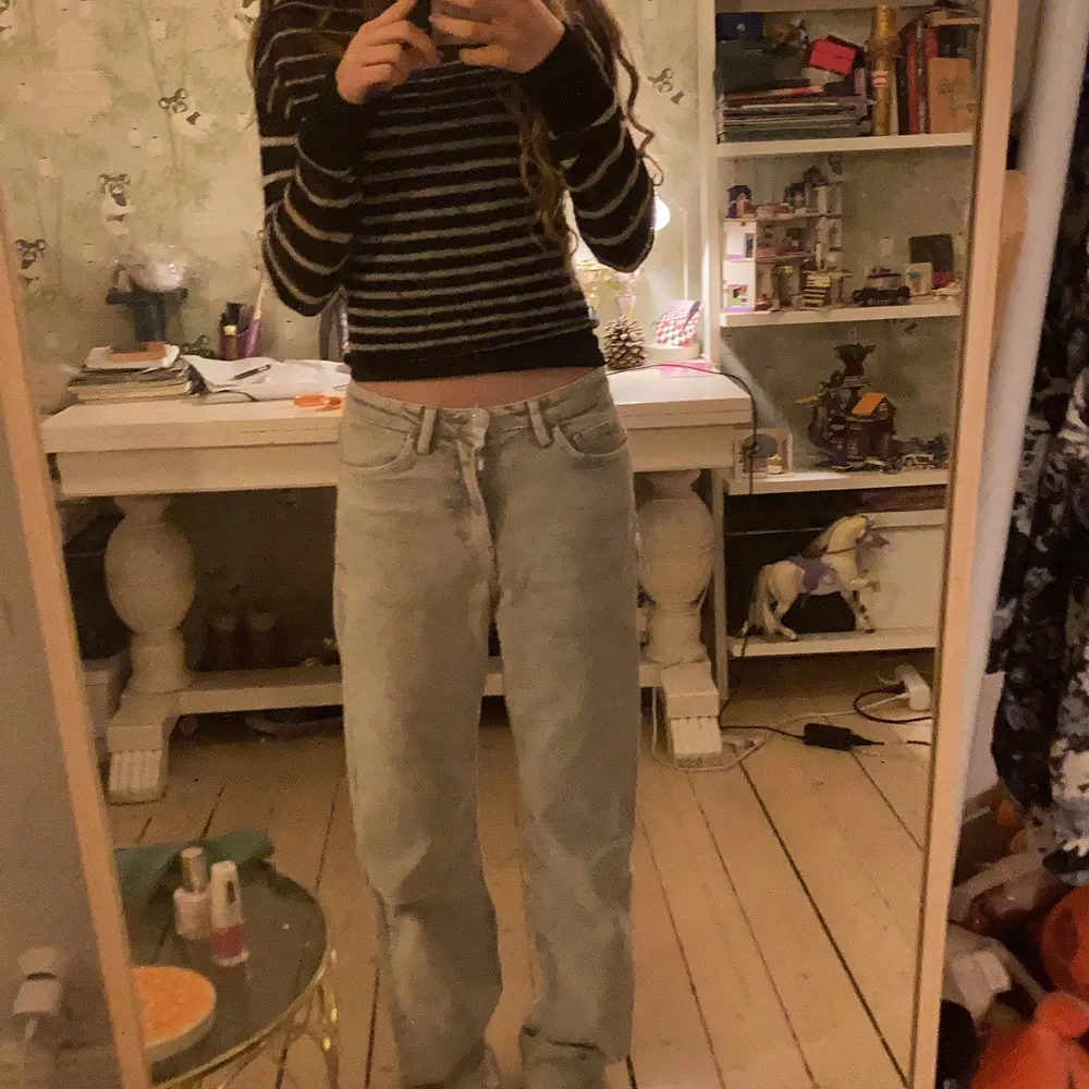 Så coola och unika manchesterbyxor i en härlig färg! Lågmidjade i storlek 34! Köpta för 600 kr.. Jeans & Byxor.