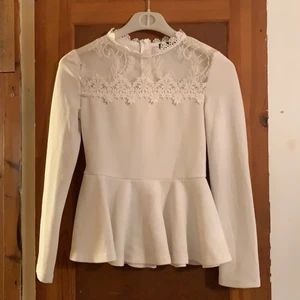 Blus - Endast provad, inga hål eller skador, nyskick, orginalpris ca 180kr