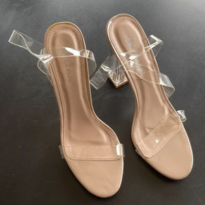 Nya klackskor Public Desire stl 39  - Nya beige klackskor stl 39 , justerbar ankelrem, öppen tå , 10,4cm block klack stl 39