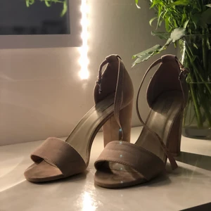 Nelly Klackar  - Klackskor från Nelly 10 cm storlek 39. Använda en gång sedan stått i garderoben.