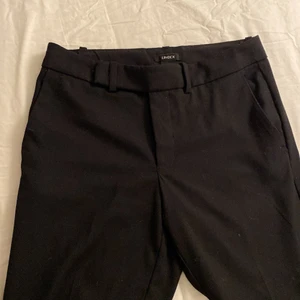 Utsvängda kostymbyxor  - Jättefina kostymbyxor ifrån Lindex, storlek 34, jag har sytt upp de för att de var alldeles för långa för mig. Säljer pågrund av att de är för stora. Lite typ midwaist i midjan. Frakt ingår!! Bra skick!