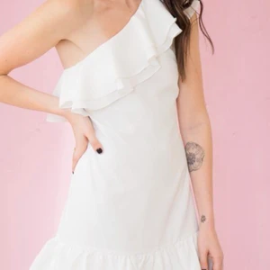 Sommarklänning one shoulder - Säljer den perfekta student/avslutningsklänningen! Älskar detaljerna med broderiet!  Köptes för 900kr