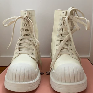ACNE BOOTS - Acne Studios Off-White Bryant ankle boots stl 39. Endast använda 1 gång, inomhus. Nypris 5900 kr.