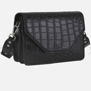 Svart väska - Jätte söt svart väska från unlimit, köpt för ett tag sen men väldigt sparsamt använd. Skriv för fler bilder 💘💘Nypris: 750kr, säljer för 250kr+ frakt 📦 