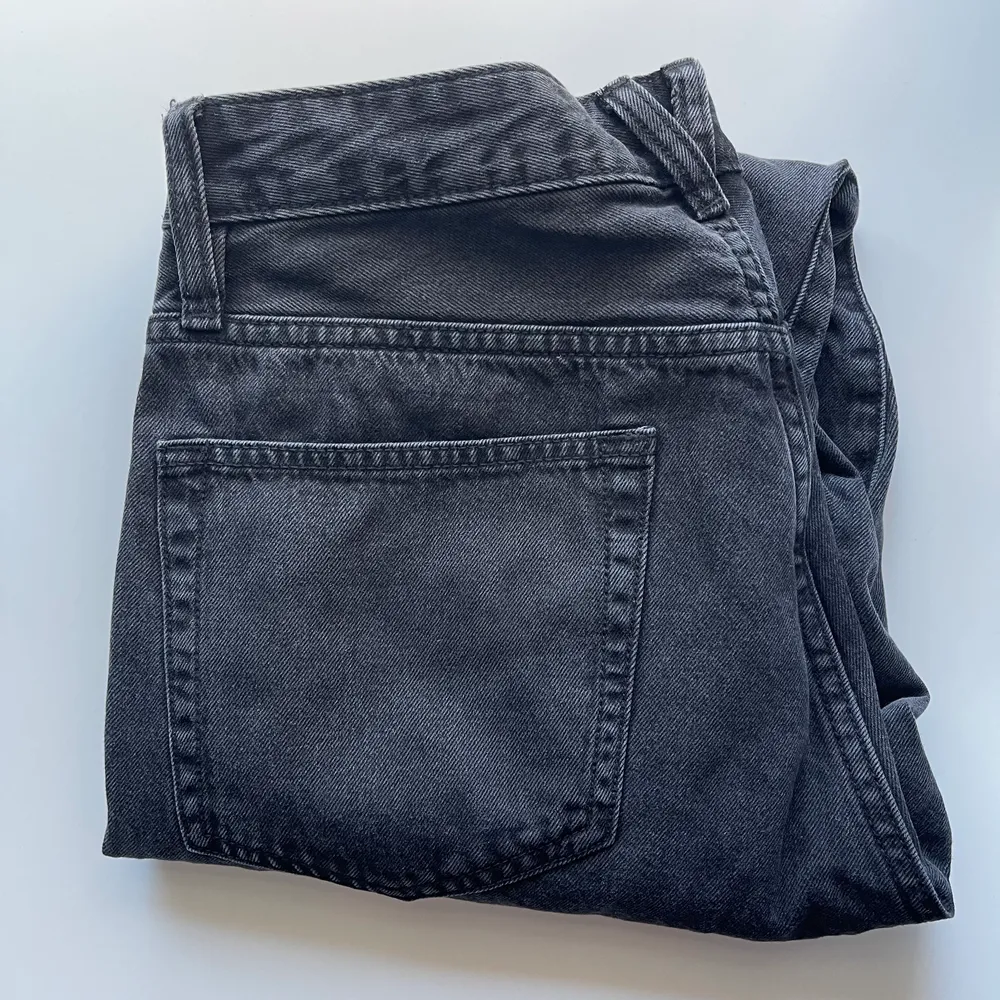 Ett par svarta/mörkgrå jeans från märket Vailent köpta från herr på Carlings.. Jeans & Byxor.