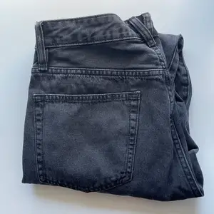 Ett par svarta/mörkgrå jeans från märket Vailent köpta från herr på Carlings.