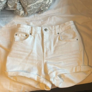 Shorts  - Vita horts ifrån bershka i storlek 36. Aldrig använda 