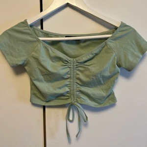 Mintgrön croptop  - En söt topp som man kan spänna åt så den blir som en ”bh” eller använda som croptop. Kommer tyvärr ej till användning.