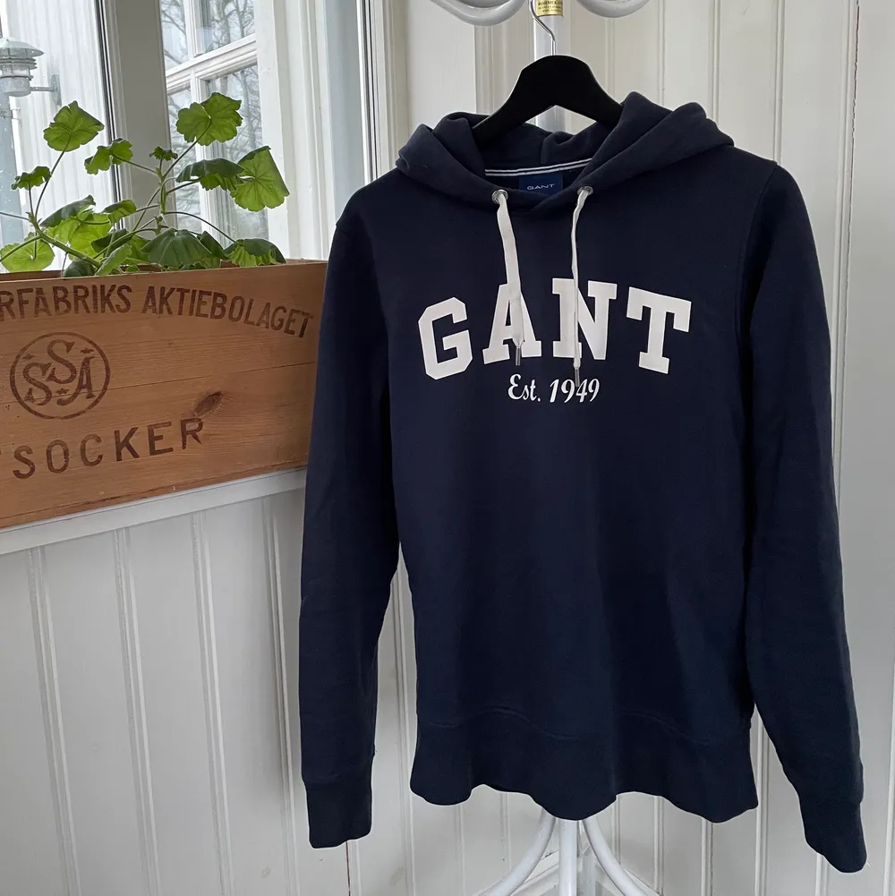 Säljer nu min blåa GANT hoodie med tryck som är i väldigt fint skick. Mycket sparsamt använd och endast ett fåtal gånger. Storleken är small. Pris: 250kr + frakt. Hoodies.