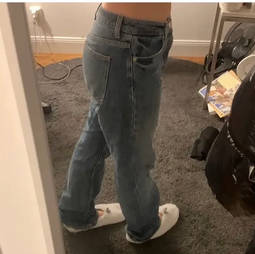 Ett par mörkblåa lågmidjade jeans från zara. (Lånade bilder!) Köpte här på plick men dem var lite för stora för mig. Jeans & Byxor.