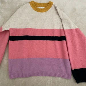 Randig zara tröja  - Fin randig tröja från zara! Inga defekter och sparsamt använd 💖