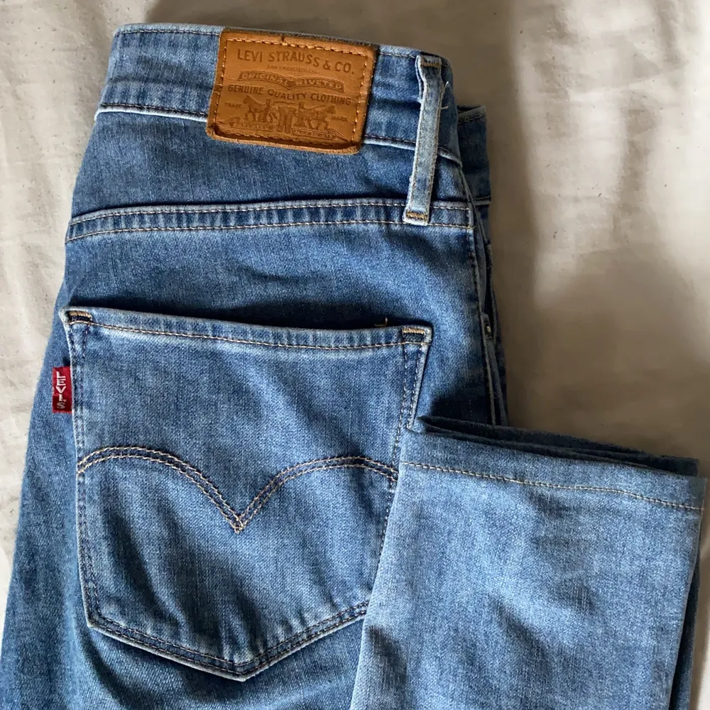 Stretchiga, hög/medel midjade jeans med ljusblå tvätt. Sitter jättefint på, tar fram kurvor och de är uppsydda så de passar mig som är 166 perfekt. Jättefina sömmar och tvätt. De är på gränsen till för små för mig skulle jag säga och jag är vanligtvis m/s, de är däremot stretchiga och har funkat bra ändå. Har använt dessa en del men de är fortfarande i bra skick och har inga fläckar eller defekter. Frakt är inräknat i priset!. Jeans & Byxor.