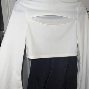 Vit topp  - En jättefin, vit topp. Använd Max 2-3 gånger. Jättefint skick och oerhört fin. Tröjan är i stl L, men sitter som en S. Köparen står för frakten och det går inte att returnera ❤️