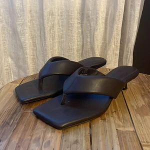 Klackar/sandaler  - Ett par bruna låga klackar som inte har används mycket alls. Storlek 37, dem är från H&M. Viktigt!! Dom är sköna att gå i !!