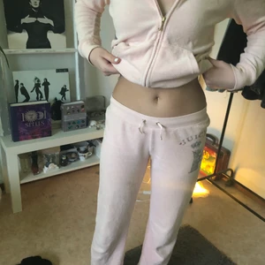 Juicy couture  - Lägger ut annonsen igen på grund av oseriösa köpare. Säljer dessa jätte fina ljus rosa juicy byxor i gammal modell, jätte fint pass form, ej fickor på, jätte bra skick och går ej att få tag på nå mer, skulle även kunna byta mot ett par andra ljus rosa juicy byxor i storlek S, sista bilden är bak på hoodien och jag säljer bara den vid bra pris.