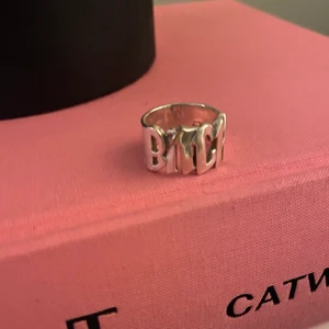 B*tch ring - Jag är lite osäker om jag vill sälja denna ring. Men om  någon vill köpa den för ett bra pris så säljer jag nog. Jag köpte den för kanske ett år sen. Använd kanske max 5 ggr och är i vääääldigt bra skick. Varför jag säljer är för att den aldrig kommer till användning 🥰 nypris 750 kr