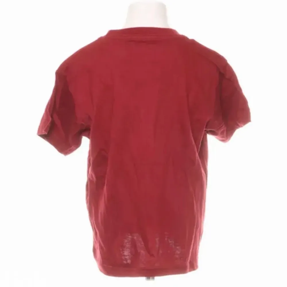 Röd tshirt med tryck på, storlek S. Skriv om du har fler frågor, köparen står för frakt :). T-shirts.